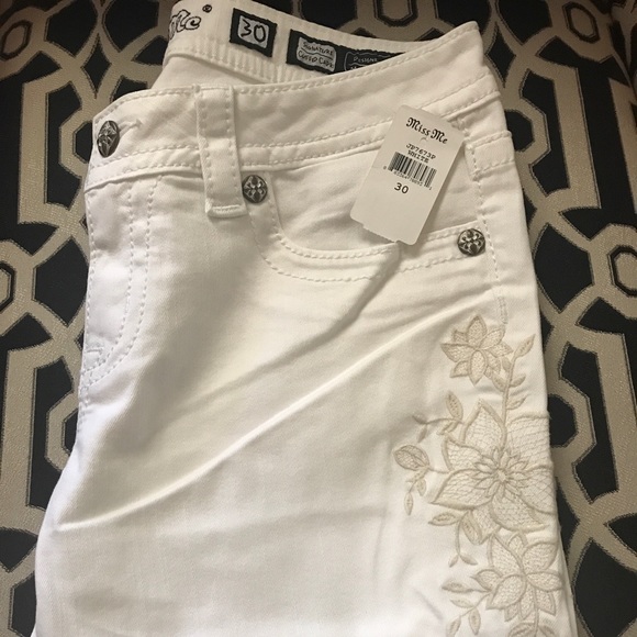 NWT Miss Me Signature Cuffed Capri - Picture 2 of 8